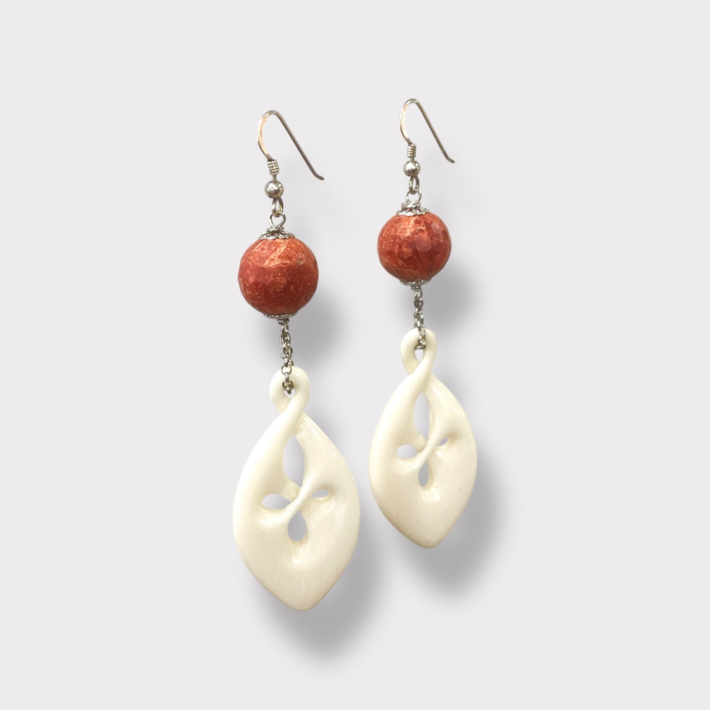 Pendientes en plata, nácar y hueso.