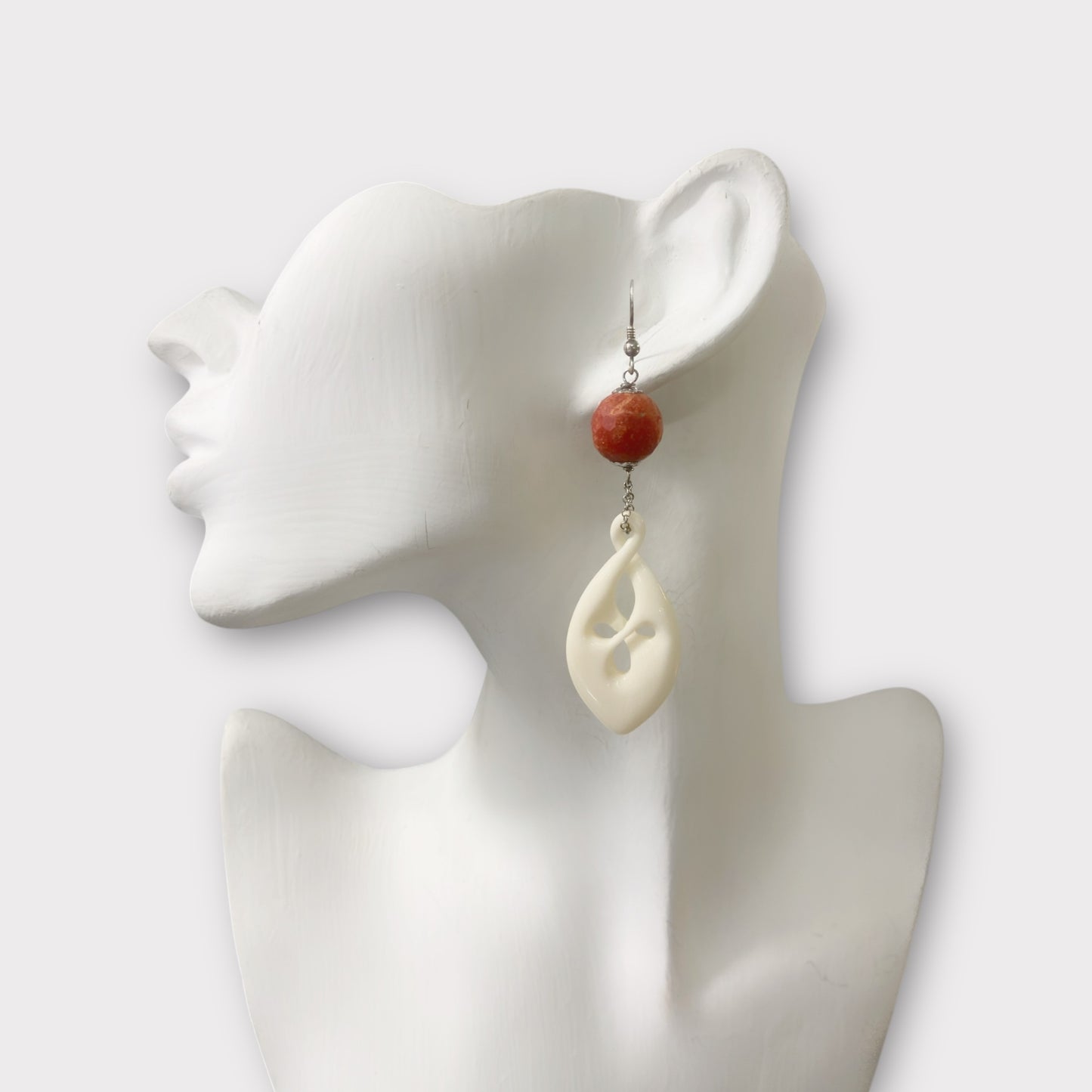 Earrings in silver, mother of pearl and bone
