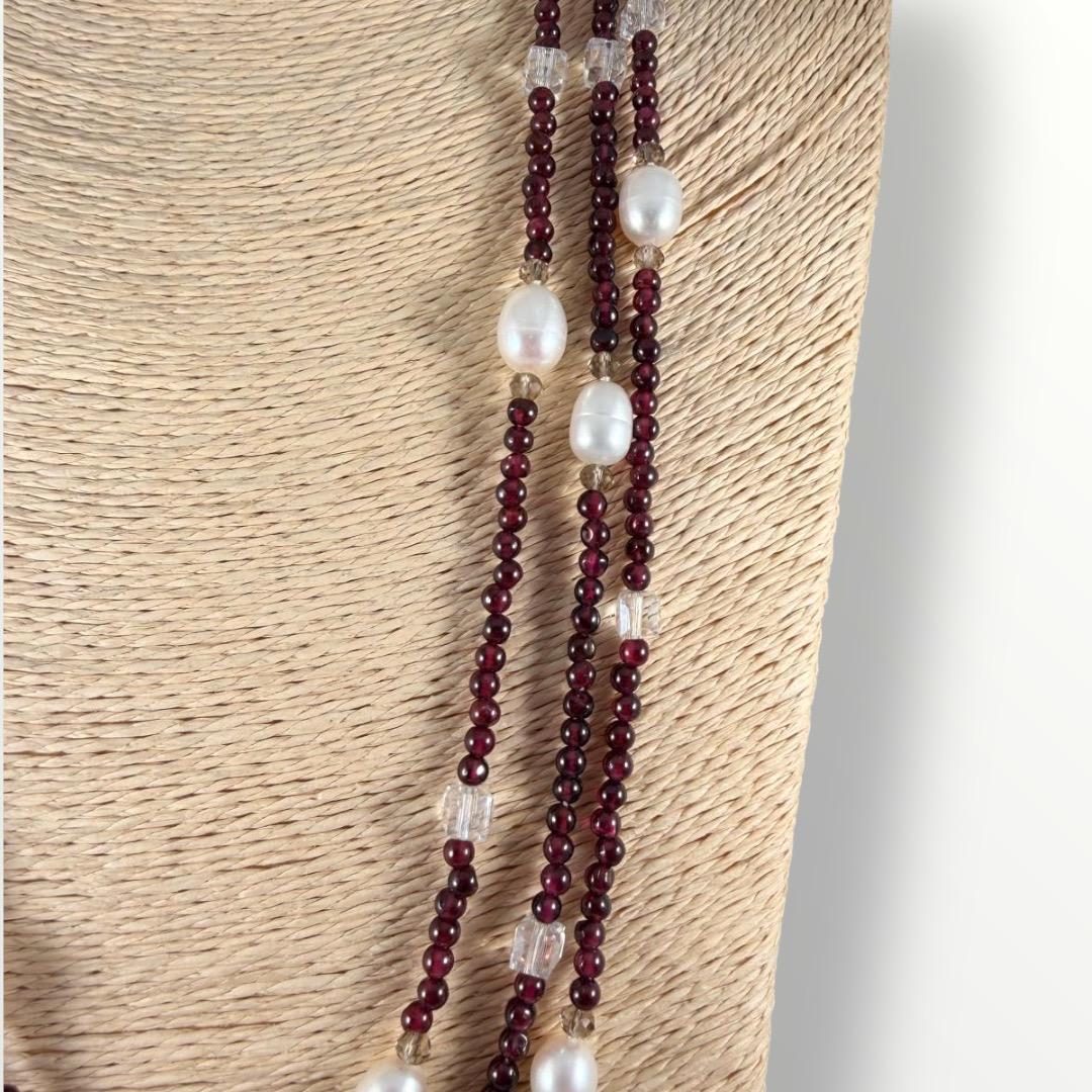 Collana lunga a multigiro con granato e perle di acqua dolce