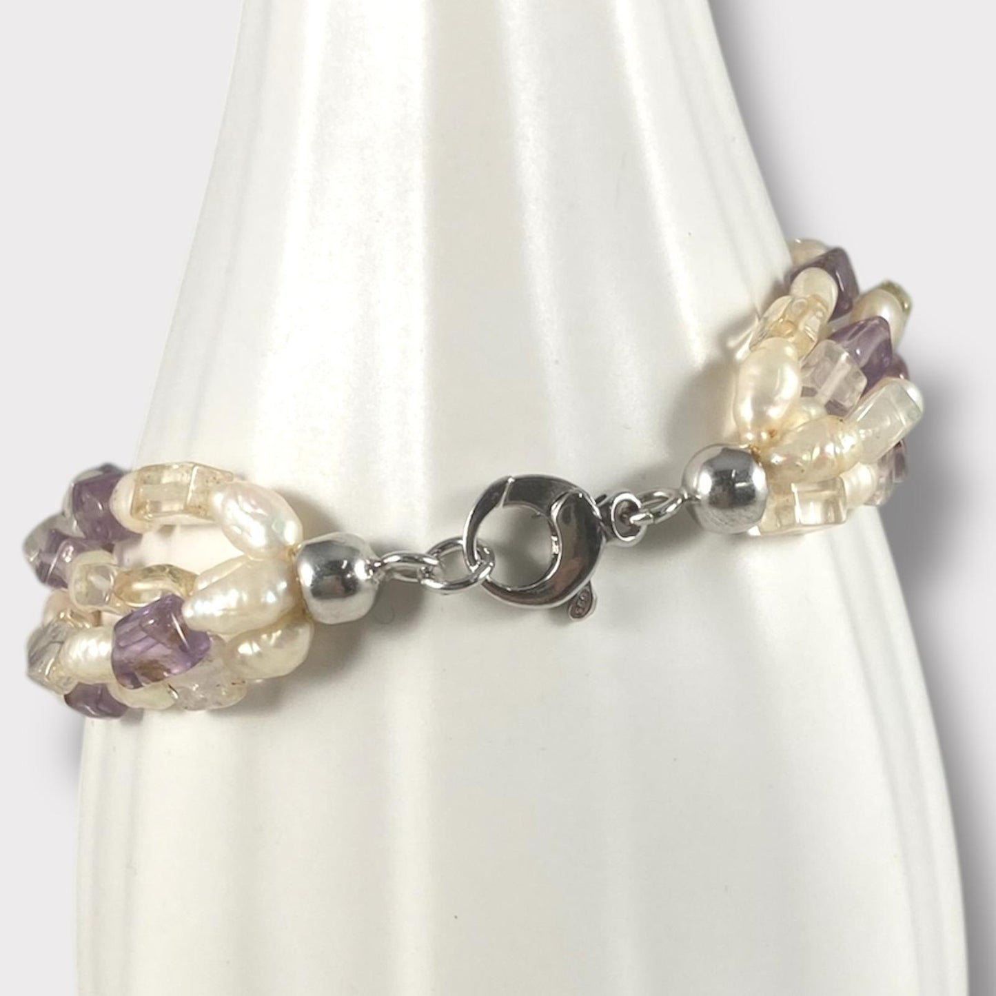 Bracciale multifilo con perle di acqua dolce e pietre