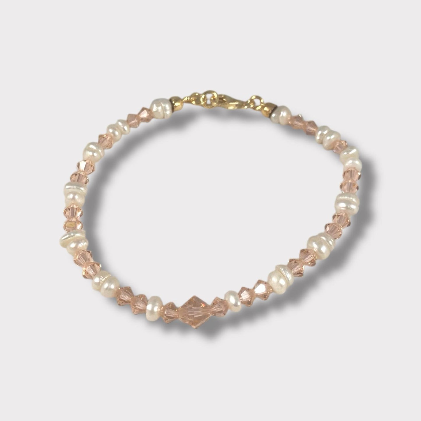 Bracciale con cristalli e perle di acqua dolce