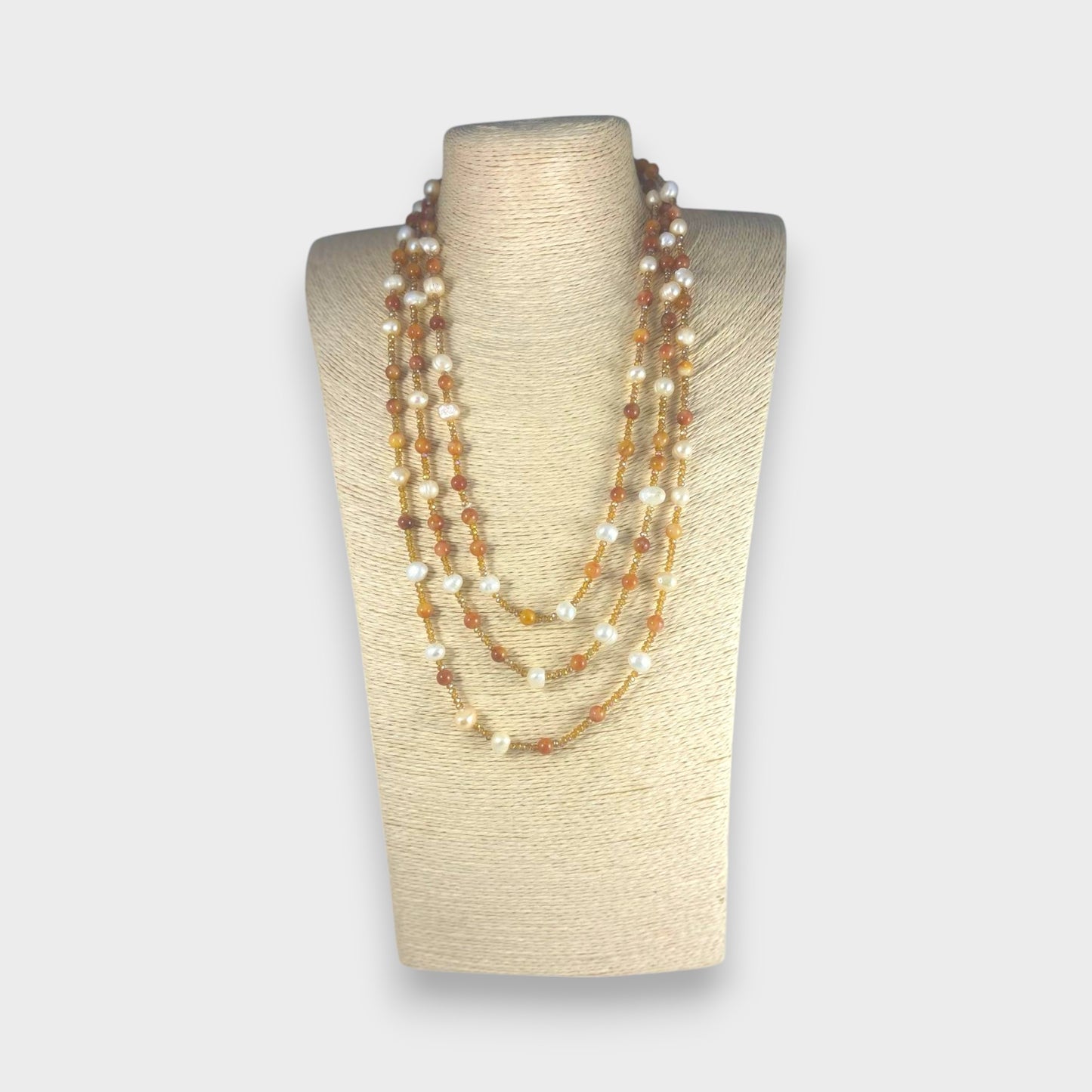 Collana lunga con perle di acqua dolce, agata e cristalli