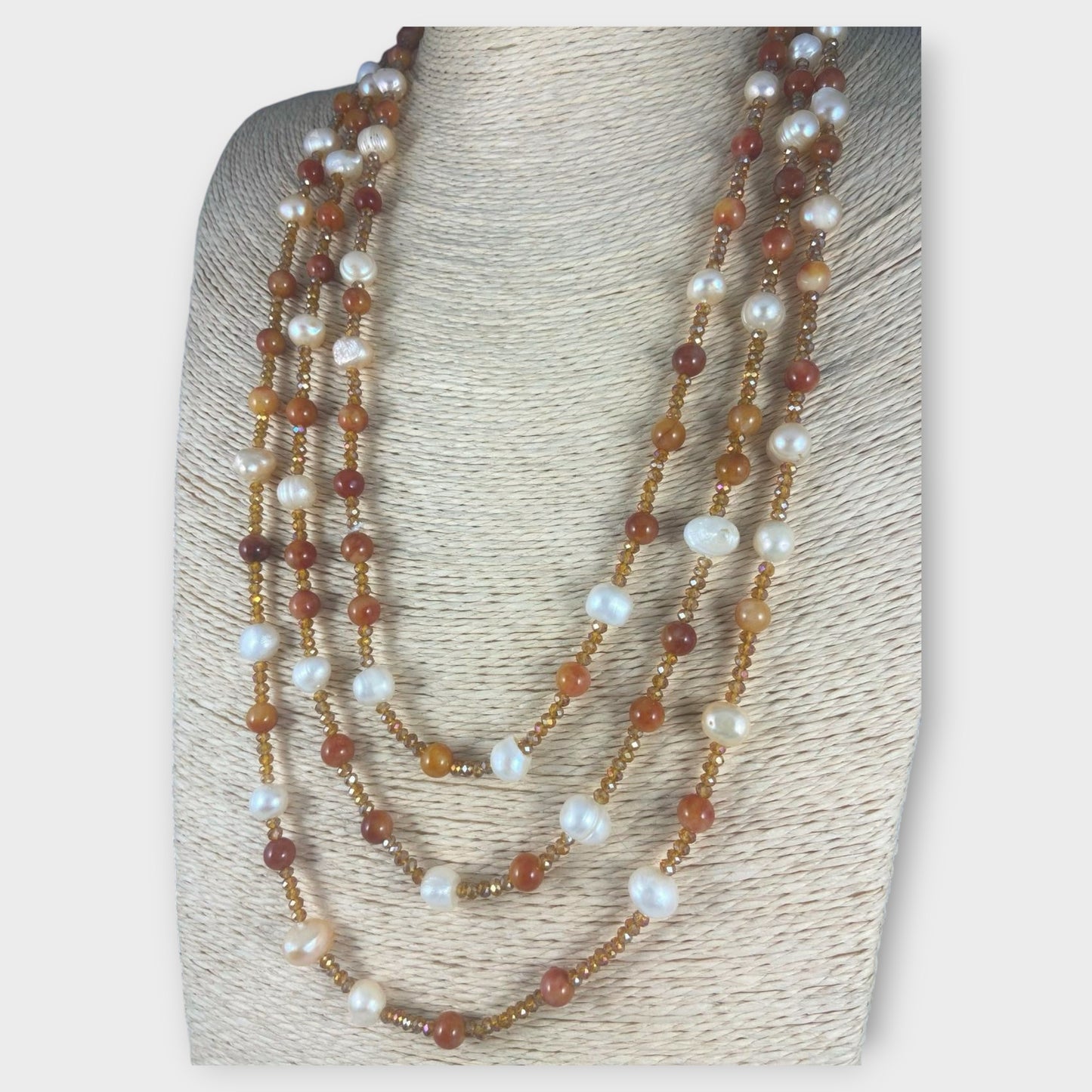 Collana lunga con perle di acqua dolce, agata e cristalli