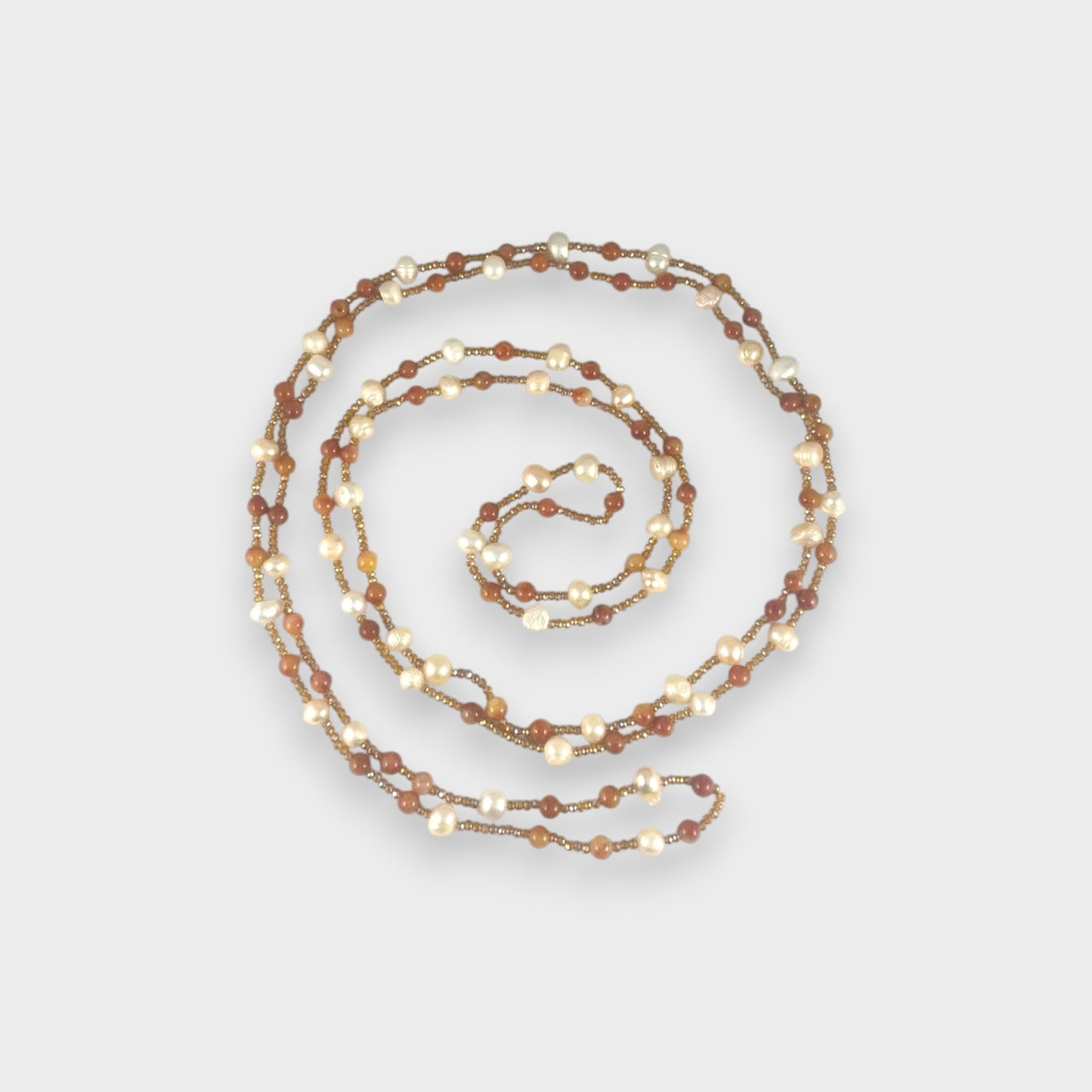 Collana lunga con perle di acqua dolce, agata e cristalli