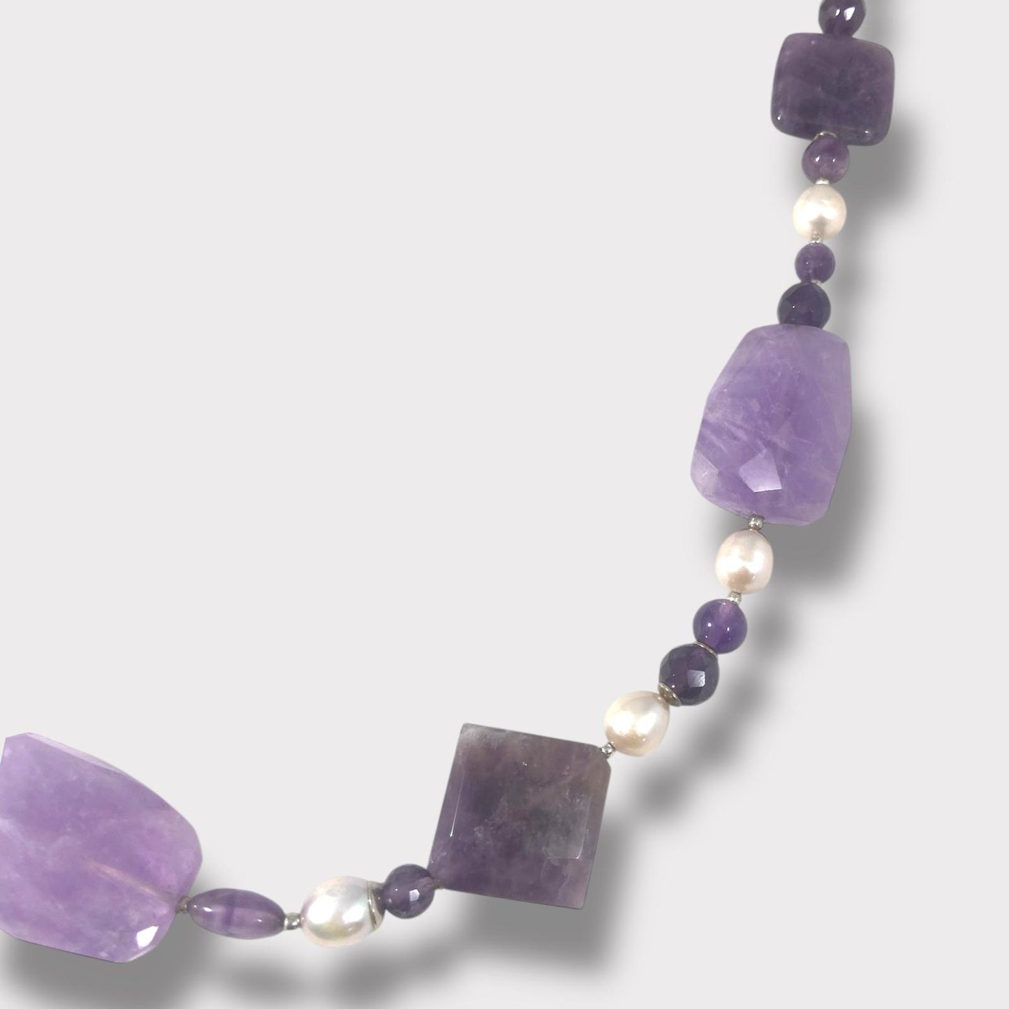 Collana con ametista, argento e perle di acqua dolce