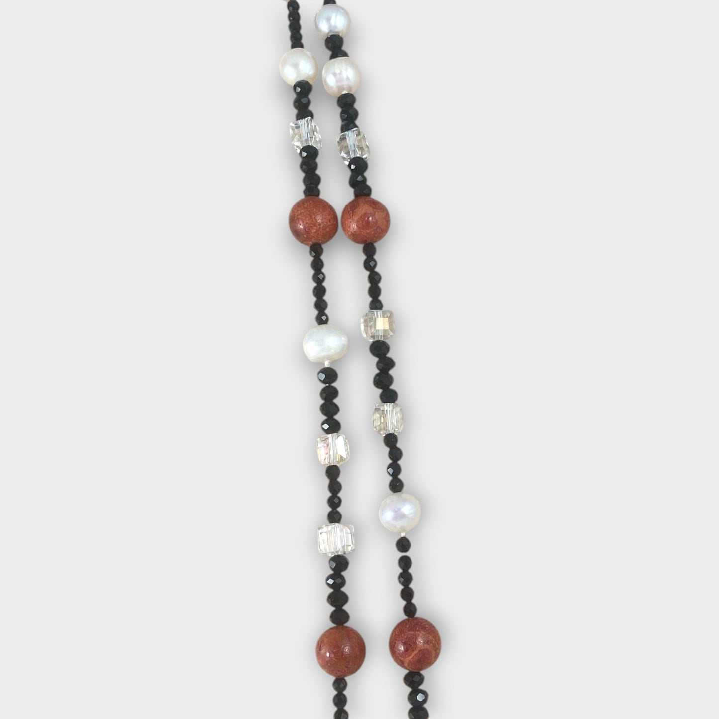 Collana lunga con perle di acqua dolce, madrefora e cristalli