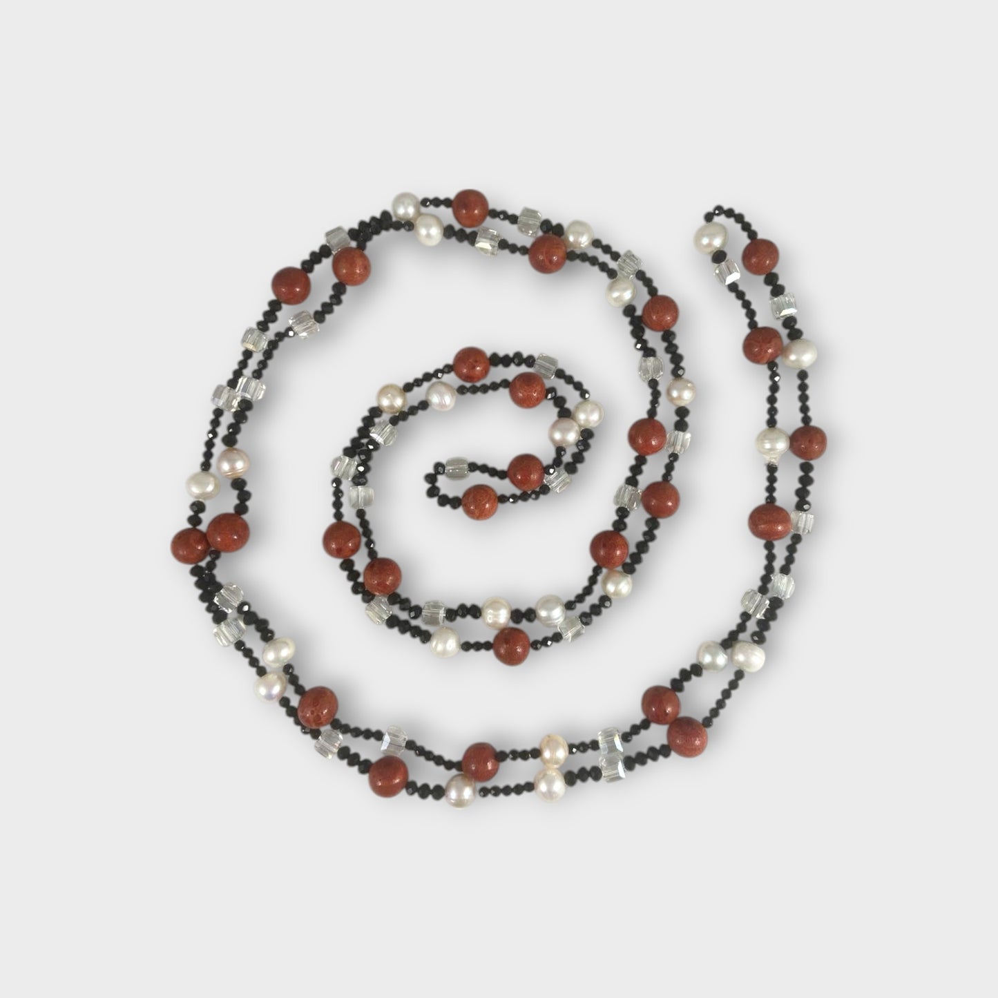Collana lunga con perle di acqua dolce, madrefora e cristalli