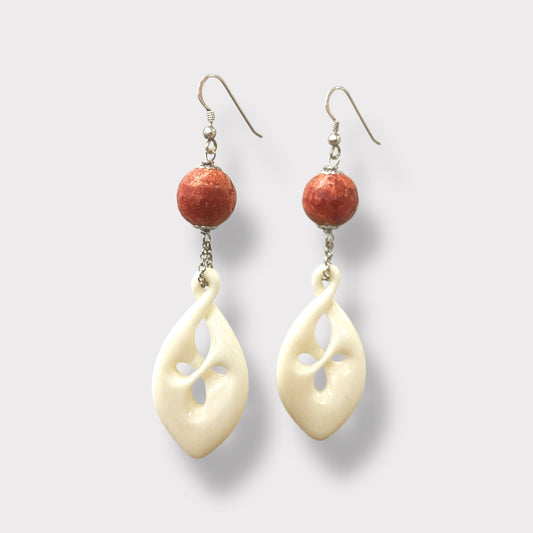 Earrings in silver, mother of pearl and bone