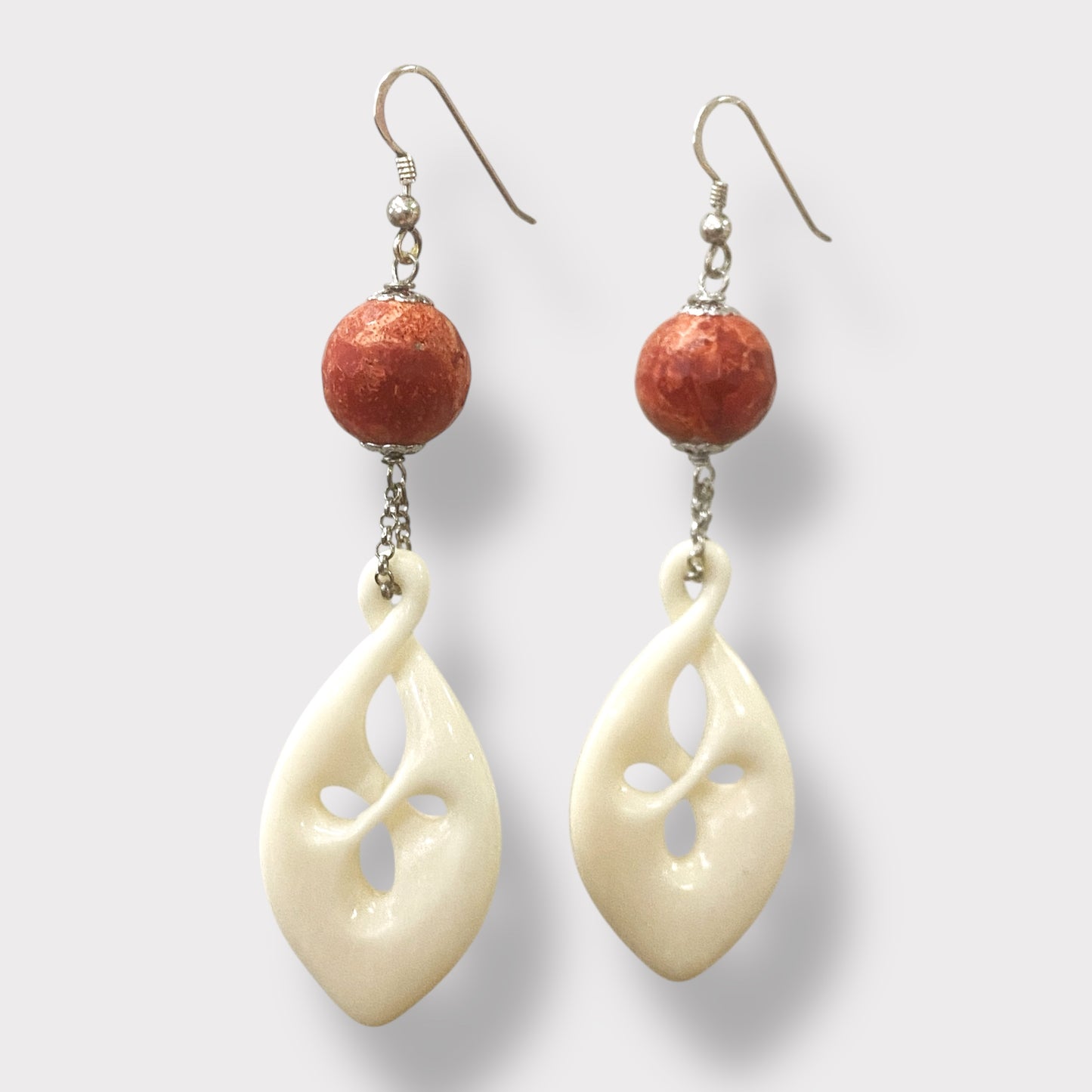 Pendientes en plata, nácar y hueso.