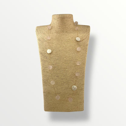 Collana con quarzo rosa, perle di fiume e acciaio dorato