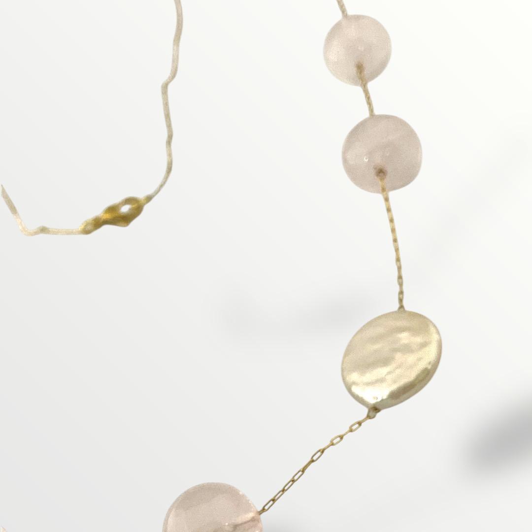 Collana con quarzo rosa, perle di fiume e acciaio dorato
