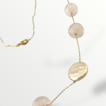 Collana con quarzo rosa, perle di fiume e acciaio dorato