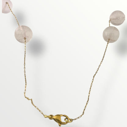 Collana con quarzo rosa, perle di fiume e acciaio dorato
