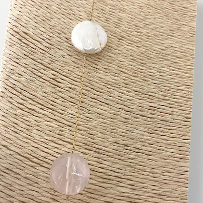 Collana con quarzo rosa, perle di fiume e acciaio dorato