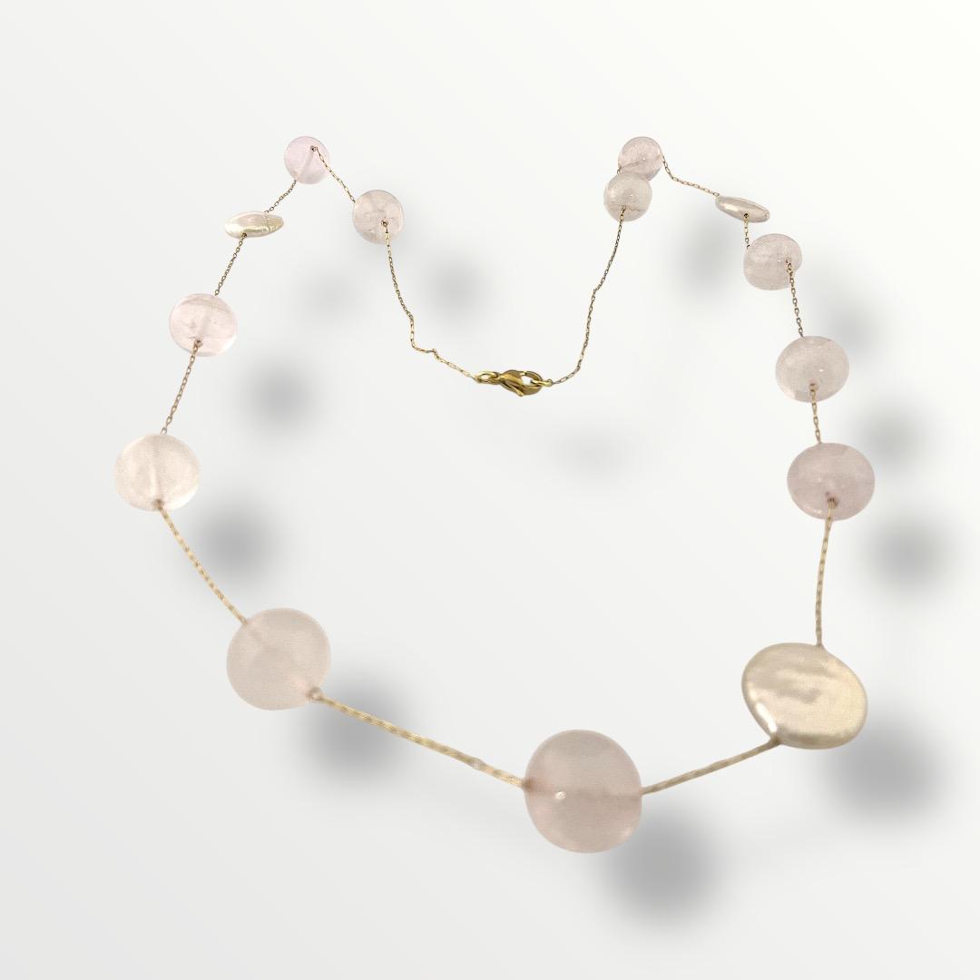 Collana con quarzo rosa, perle di fiume e acciaio dorato