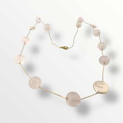 Collana con quarzo rosa, perle di fiume e acciaio dorato
