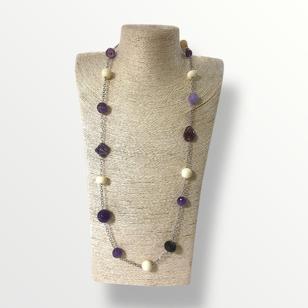 Collana lunga con ametista, pasta d'osso e acciaio