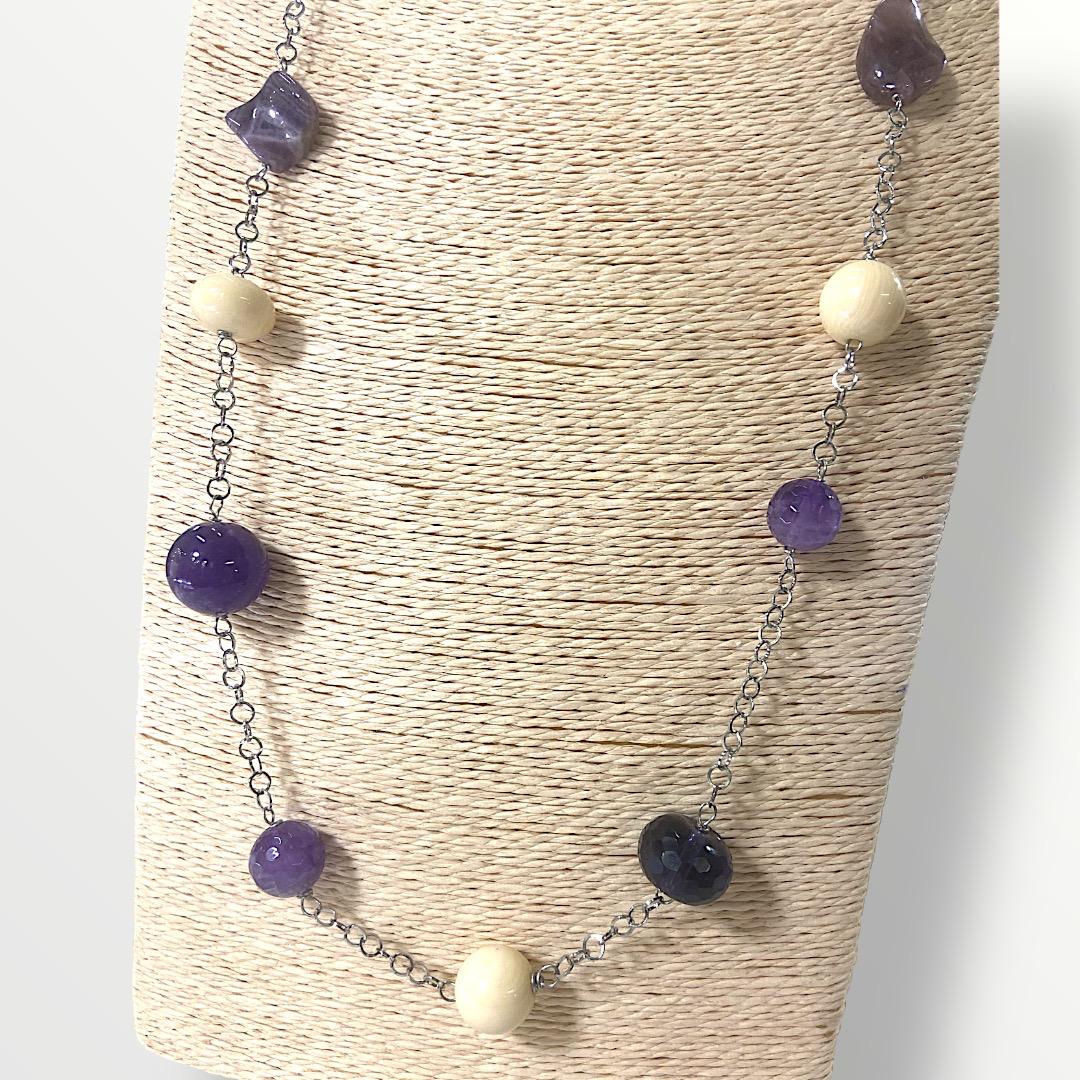 Collana lunga con ametista, pasta d'osso e acciaio