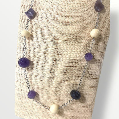 Collana lunga con ametista, pasta d'osso e acciaio