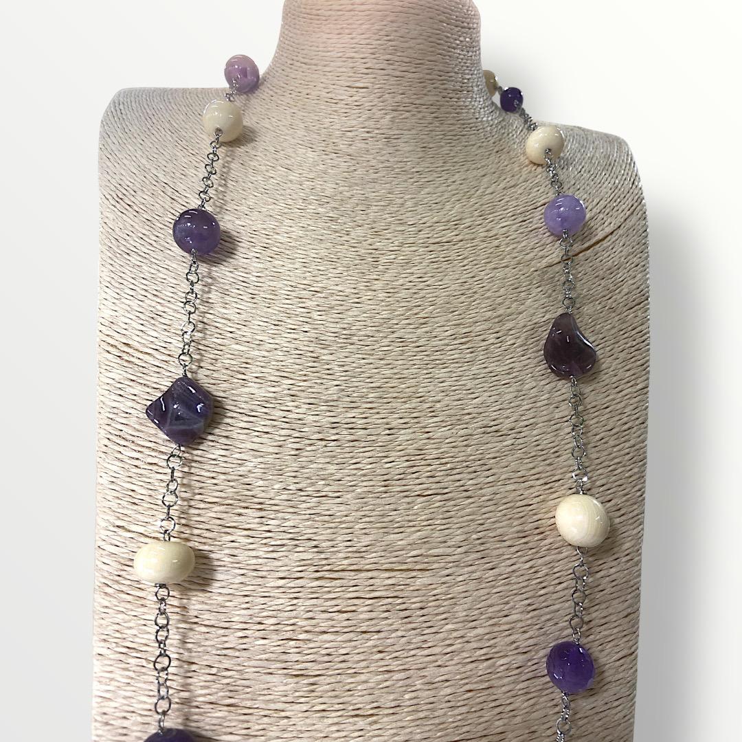 Collana lunga con ametista, pasta d'osso e acciaio