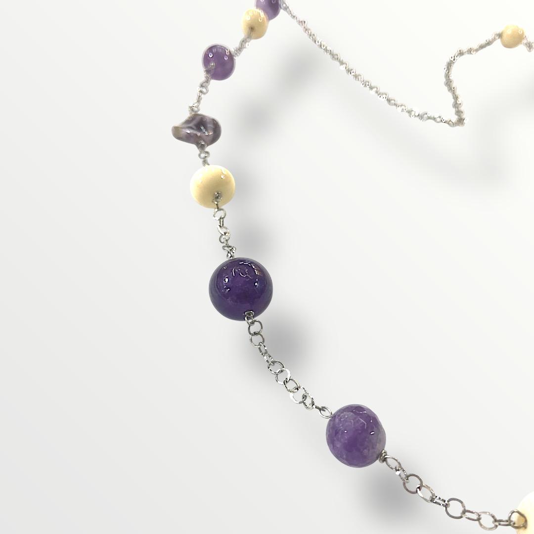 Collana lunga con ametista, pasta d'osso e acciaio