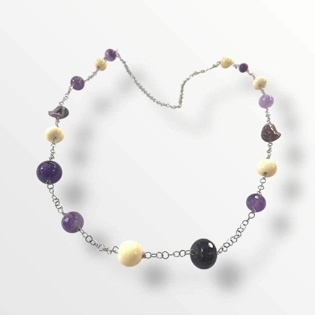 Collana lunga con ametista, pasta d'osso e acciaio