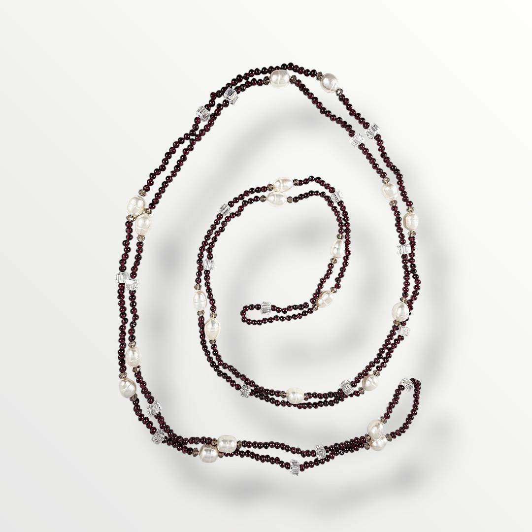 Collana lunga a multigiro con granato e perle di acqua dolce