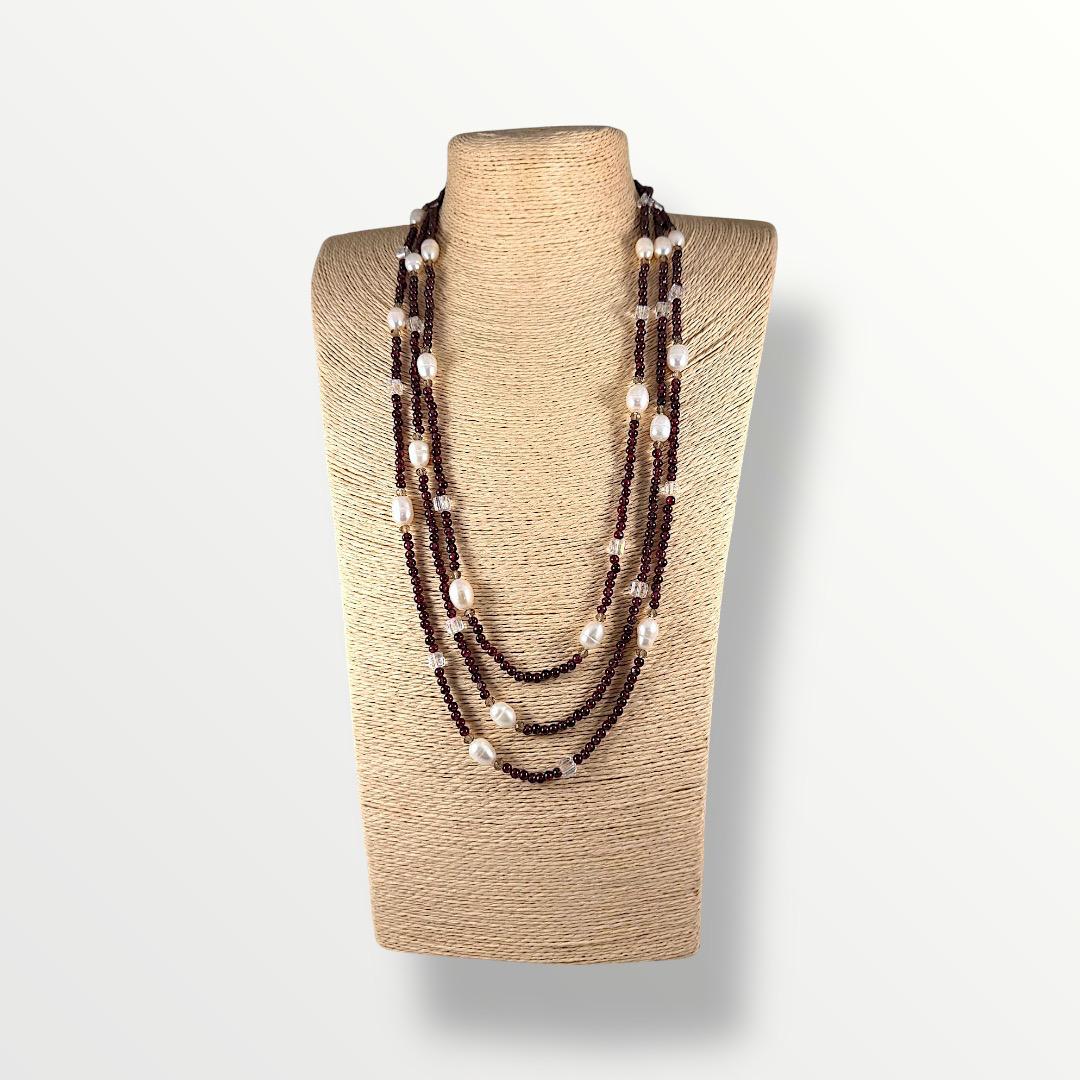 Collana lunga a multigiro con granato e perle di acqua dolce