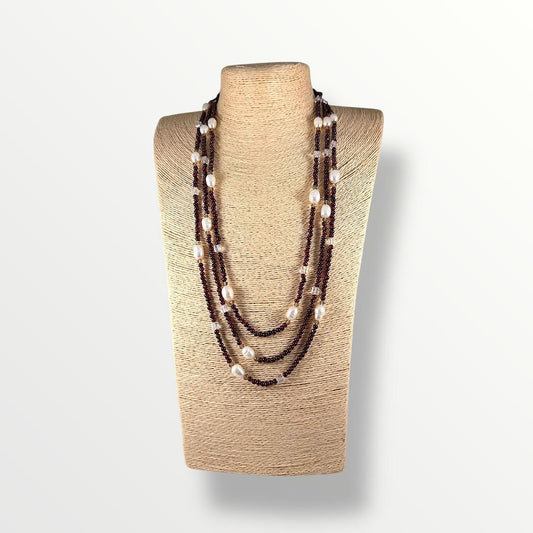 Collana lunga a multigiro con granato e perle di acqua dolce