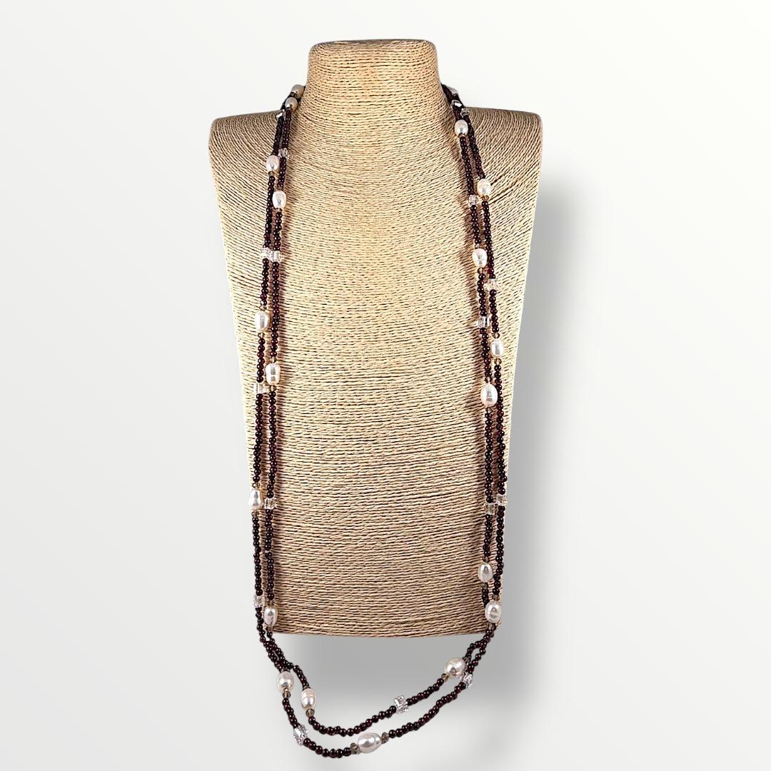 Collana lunga a multigiro con granato e perle di acqua dolce