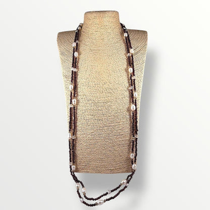 Collana lunga a multigiro con granato e perle di acqua dolce