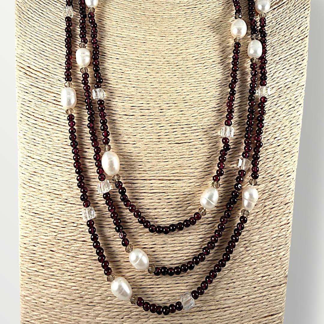 Collana lunga a multigiro con granato e perle di acqua dolce