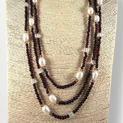 Collana lunga a multigiro con granato e perle di acqua dolce