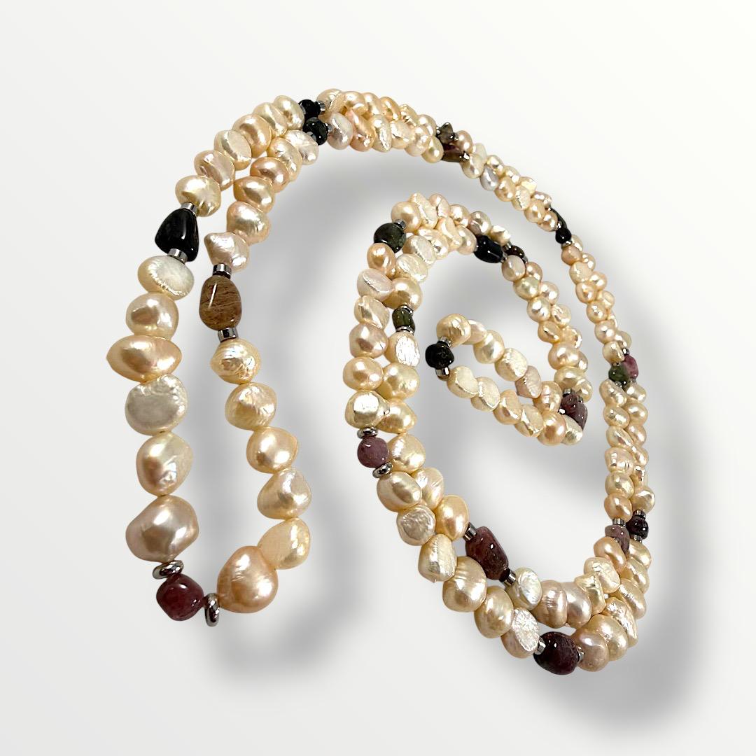 Collana lunga con perle di acqua dolce rosa e tormalina