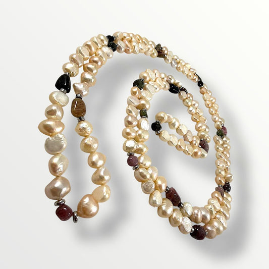 Collana lunga con perle di acqua dolce rosa e tormalina