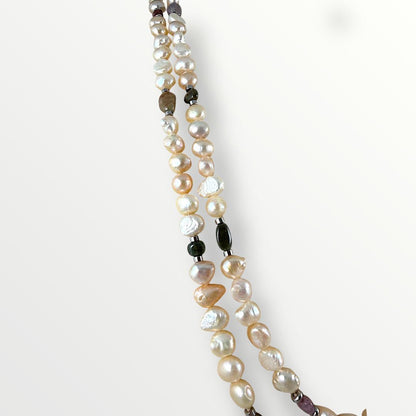 Collana lunga con perle di acqua dolce rosa e tormalina
