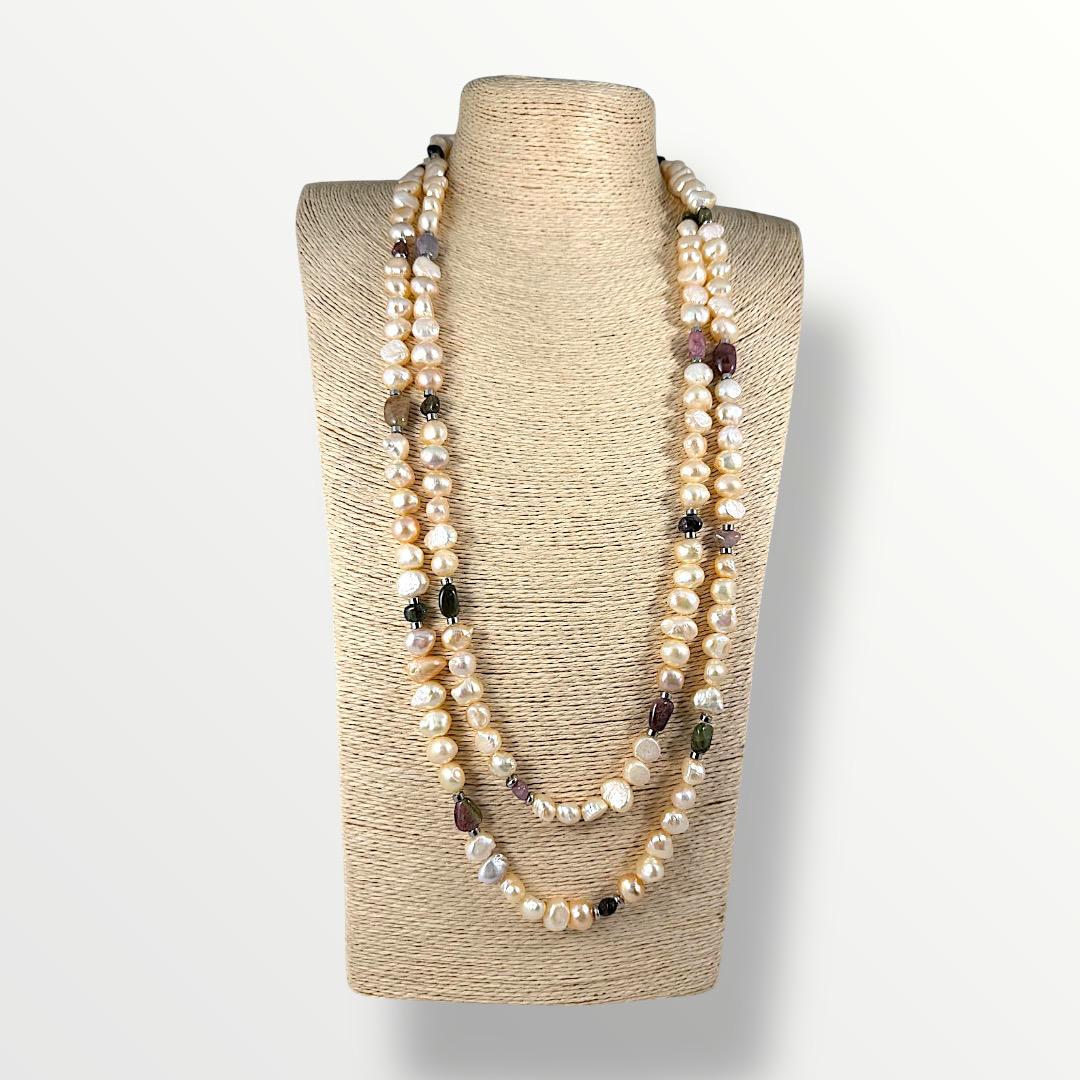 Collana lunga con perle di acqua dolce rosa e tormalina