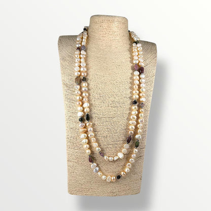 Collana lunga con perle di acqua dolce rosa e tormalina