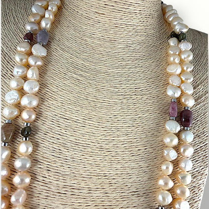 Collana lunga con perle di acqua dolce rosa e tormalina