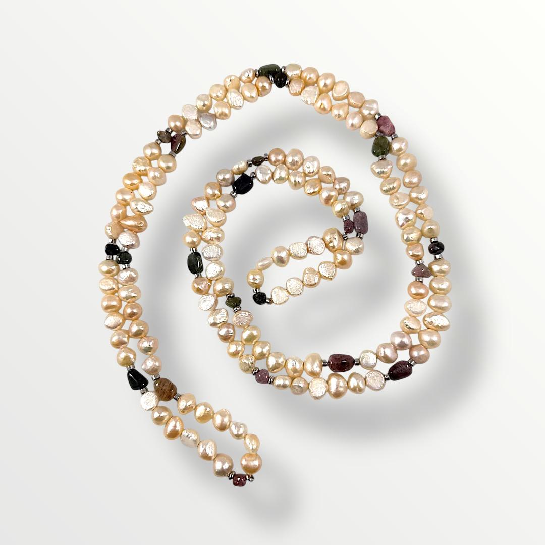 Collana lunga con perle di acqua dolce rosa e tormalina