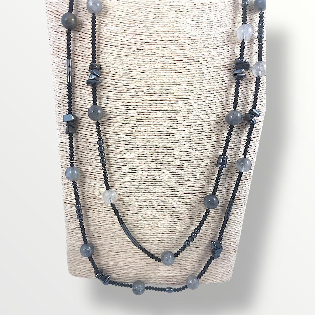 Collana lunga con quarzo grigio, ematite e cristalli