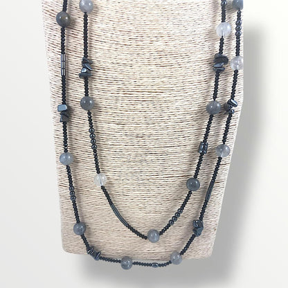 Collana lunga con quarzo grigio, ematite e cristalli