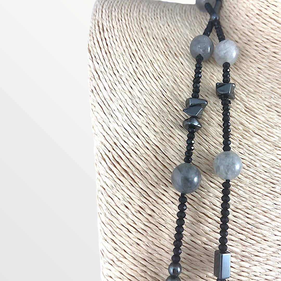 Collana lunga con quarzo grigio, ematite e cristalli