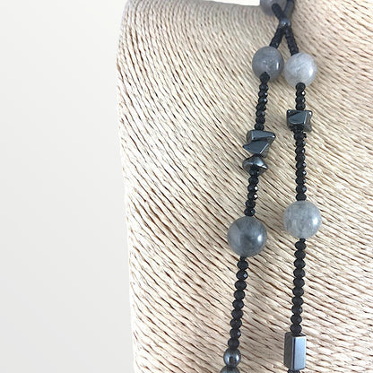 Collana lunga con quarzo grigio, ematite e cristalli