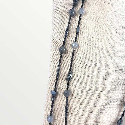 Collana lunga con quarzo grigio, ematite e cristalli