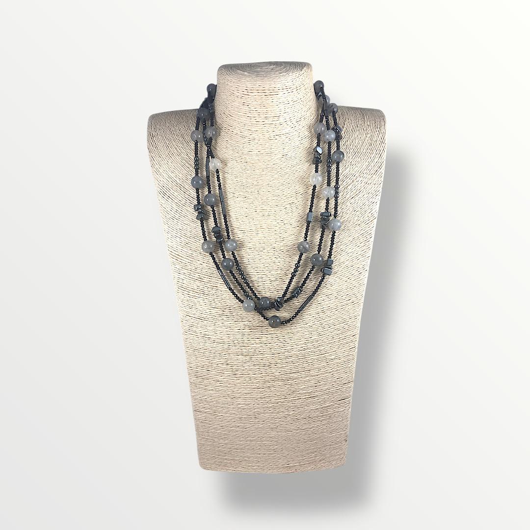 Collana lunga con quarzo grigio, ematite e cristalli