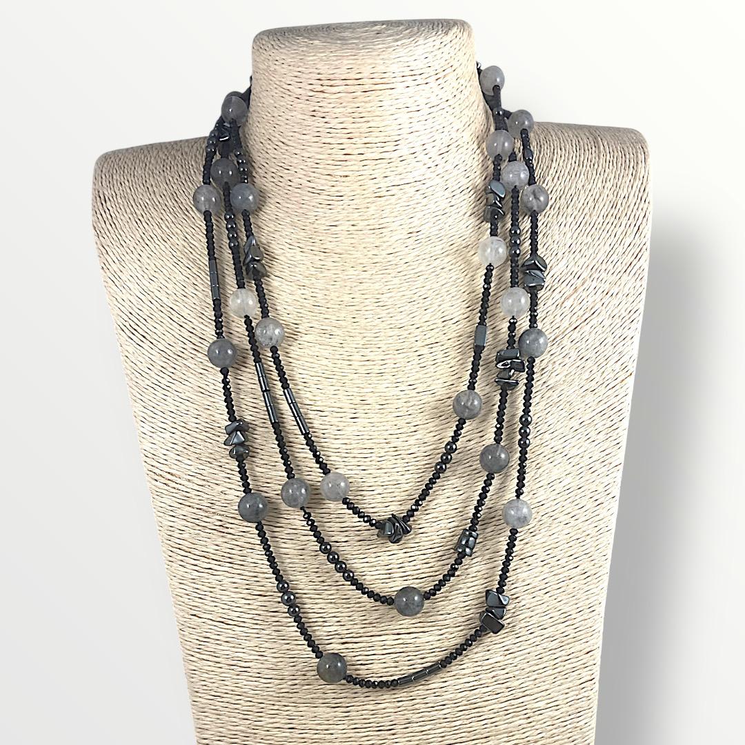Collana lunga con quarzo grigio, ematite e cristalli