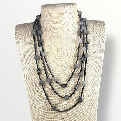 Collana lunga con quarzo grigio, ematite e cristalli