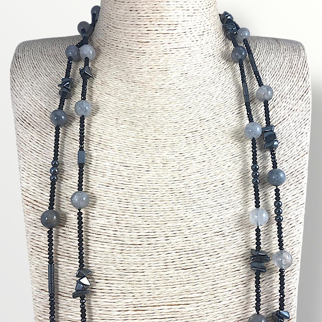 Collana lunga con quarzo grigio, ematite e cristalli