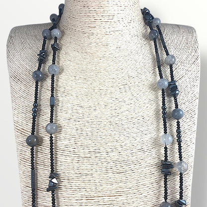 Collana lunga con quarzo grigio, ematite e cristalli